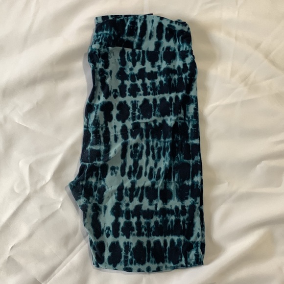 LuLaRoe-4 pairs T/C-Tall and Curvy woman’s leggings. - Picture 3 of 7